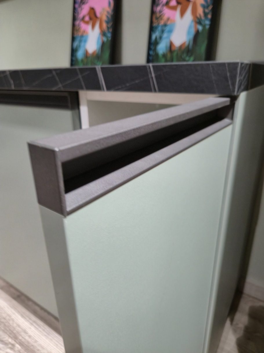 Detail Greep loos Keukenfront Design Grep - Maatwerk Ar-Tre greeploos keukenfront detail greep Ar-Tre