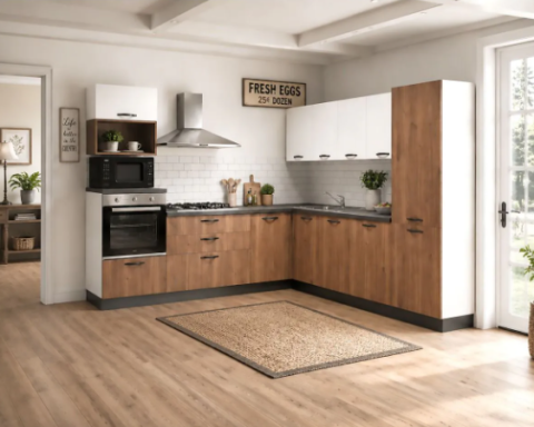 Mira hoekopstelling Moderne hoekkeuken met houtlook kastfronten, witte bovenkasten, een grijs werkblad en een zwarte oven.
